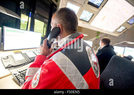 Monaco di Baviera, Germania. 23 Sep, 2015. Un dipendente della Croce Rossa tedesca parla al telefono per il centro delle operazioni di primo soccorso a 182nd Oktoberfest a Monaco di Baviera, Germania, il 23 settembre 2015. 8.000 pazienti sono stati trattati presso la stazione gestito dalla Croce Rossa tedesca lo scorso anno, con 680 di loro soffrono di avvelenamento da alcool. Il più grande del mondo del festival della birra che durerà fino al 04 ottobre 2015 sono attesi circa sei milioni di visitatori da tutto il mondo di quest'anno. Foto: Matthias esitano di fronte/dpa/Alamy Live News Foto Stock