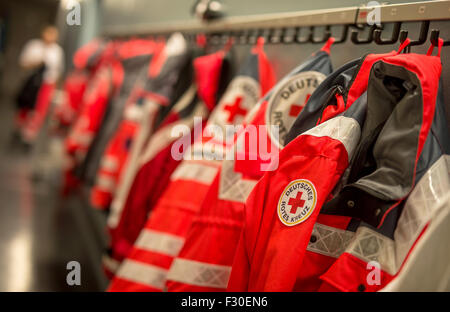 Monaco di Baviera, Germania. 23 Sep, 2015. Giacche di personale paramedico della Croce Rossa tedesca appeso su appendiabiti in corrispondenza della prima stazione di aiuto al 182nd Oktoberfest a Monaco di Baviera, Germania, il 23 settembre 2015. 8.000 pazienti sono stati trattati presso la stazione gestito dalla Croce Rossa tedesca lo scorso anno, con 680 di loro soffrono di avvelenamento da alcool. Il più grande del mondo del festival della birra che durerà fino al 04 ottobre 2015 sono attesi circa sei milioni di visitatori da tutto il mondo di quest'anno. Foto: Matthias esitano di fronte/dpa/Alamy Live News Foto Stock