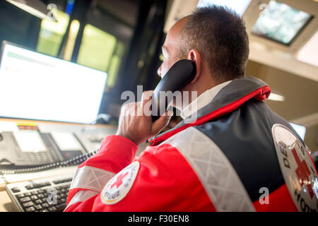 Monaco di Baviera, Germania. 23 Sep, 2015. Un dipendente della Croce Rossa tedesca parla al telefono per il centro delle operazioni di primo soccorso a 182nd Oktoberfest a Monaco di Baviera, Germania, il 23 settembre 2015. 8.000 pazienti sono stati trattati presso la stazione gestito dalla Croce Rossa tedesca lo scorso anno, con 680 di loro soffrono di avvelenamento da alcool. Il più grande del mondo del festival della birra che durerà fino al 04 ottobre 2015 sono attesi circa sei milioni di visitatori da tutto il mondo di quest'anno. Foto: Matthias esitano di fronte/dpa/Alamy Live News Foto Stock