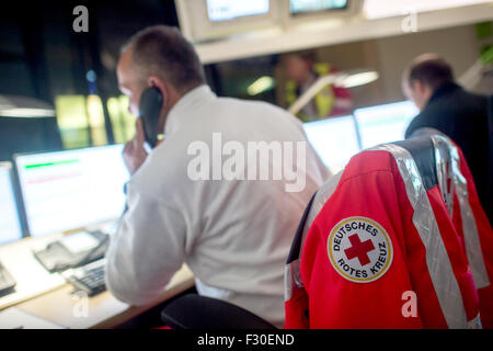 Monaco di Baviera, Germania. 23 Sep, 2015. Un dipendente della Croce Rossa tedesca parla al telefono per il centro delle operazioni di primo soccorso a 182nd Oktoberfest a Monaco di Baviera, Germania, il 23 settembre 2015. 8.000 pazienti sono stati trattati presso la stazione gestito dalla Croce Rossa tedesca lo scorso anno, con 680 di loro soffrono di avvelenamento da alcool. Il più grande del mondo del festival della birra che durerà fino al 04 ottobre 2015 sono attesi circa sei milioni di visitatori da tutto il mondo di quest'anno. Foto: Matthias esitano di fronte/dpa/Alamy Live News Foto Stock