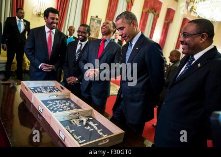 Stati Uniti Il presidente Barack Obama e in Etiopia il Primo Ministro Hailemariam Desalegn visualizzare frammenti ossei appartenenti alla "Lucia", il 3,2 milioni-anno-vecchio fossilizzato antenato umano come paleoanthropologist Zeresenay Alemseged spiega il display al Palazzo Nazionale Luglio 27, 2015 in Etiopia ad Addis Abeba. Foto Stock