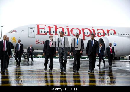 Stati Uniti Il presidente Barack Obama cammina con etiope Primo Ministro Hailemariam Desalegn Boshe (centro) e Presidente Mulatu Teshome (destra) dopo la visualizzazione di un'Ethiopian Airlines Boeing 787 Dreamliner a bolo Aeroporto Internazionale Luglio 27, 2015 in Etiopia ad Addis Abeba. Foto Stock