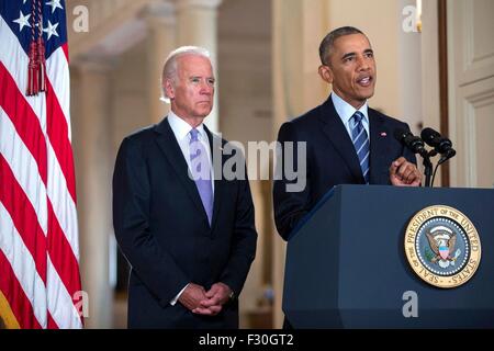 Stati Uniti Il presidente Barack Obama discute il nucleare iraniano accordo come Vice Presidente Joe Biden guarda nella Sala Est della Casa Bianca Agosto 20, 2015 a Washington, DC. Foto Stock