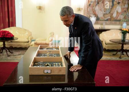 Stati Uniti Il presidente Barack Obama opinioni frammenti ossei appartenenti alla "Lucia", il 3,2 milioni-anno-vecchio fossilizzato antenato umano al Palazzo Nazionale Luglio 27, 2015 in Etiopia ad Addis Abeba. Foto Stock