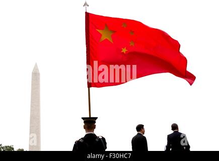 Washington DC, USA. Xxv Sep, 2015. Stati Uniti Il presidente Barack Obama offre accoglienti commento come presidente cinese Xi Jinping guarda sotto una bandiera cinese durante la cerimonia di arrivo sul prato Sud della Casa Bianca, 25 settembre 2015 a Washington, DC. Foto Stock