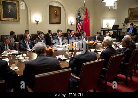 Washington DC, USA. Xxv Sep, 2015. Stati Uniti Il presidente Barack Obama e il presidente cinese Xi Jinping prendere parte in un espanso riunione bilaterale nel Cabinet Room della casa bianca, 25 settembre 2015 a Washington, DC. Foto Stock