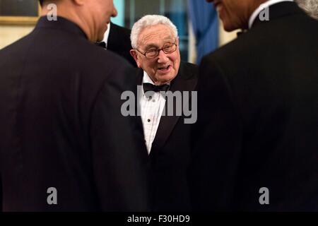 Washington DC, USA. Xxv Sep, 2015. Stati Uniti Il presidente Barack Obama introduce il presidente cinese Xi Jinping a ex Segretario di Stato Henry Kissinger nella camera blu della Casa Bianca, 25 settembre 2015 a Washington, DC. Foto Stock