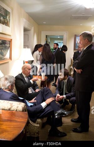 Washington DC, USA. Xxv Sep, 2015. Stati Uniti Vice presidente Joe Biden colloqui con il Segretario John Kerry, Brian Deese e Amb. Max Baucus al di fuori dell'Ufficio Ovale della Casa Bianca, 25 settembre 2015 a Washington, DC. Foto Stock