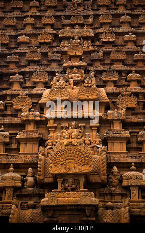 Il Tempio di Brihashvara, chiamato anche Rajarajesvaram o Peruvudaiyār Kōvil, è un tempio indù dedicato a Shiva situato sulla riva meridionale del fiume Kaveri Foto Stock