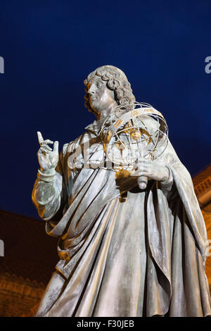 Nicolaus Copernicus monumento in Torun, Polonia durante la notte, punto di riferimento della città eretta nel 1853. Foto Stock