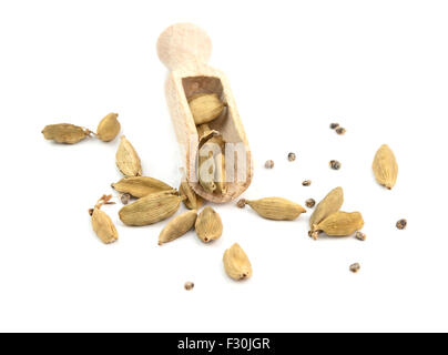 Pala di legno con i semi di cardamomo diffusa da esso Foto Stock