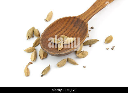Pala di legno con i semi di cardamomo diffusa da esso Foto Stock