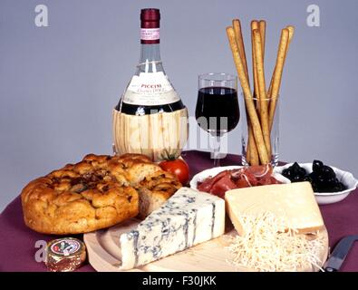 Formaggio italiano selezione con vino Chianti, focaccia, olive, il prosciutto di Parma e grissini. Foto Stock