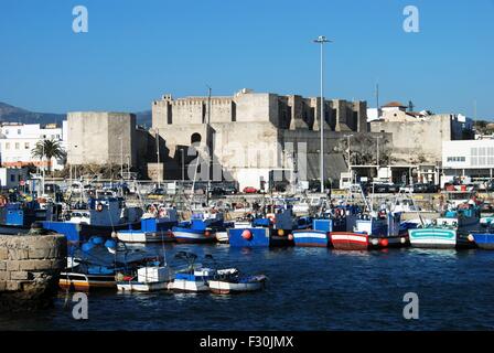 Castello di Guzman El Bueno con porto di pescatori in primo piano, Tarifa, Costa de la Luz; la provincia di Cadiz Cadice, Andalusia, Spagna. Foto Stock
