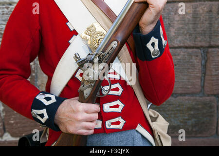 Liverpool, Regno Unito. 26 Sep, 2015. Nick Barlow, con Flintlock moschetto alla battaglia di Waterloo rievocazioni e commemorazioni del Bicentenario. La cittadina ha celebrato la battaglia il bicentenario con autentici protagonisti armati di fucili e munizioni e vestito di uniformi del periodo di rivivere come la battaglia non piegate. L'evento ospitato nel 'Potter's Barn Park" hanno partecipato centinaia di locali per vedere la battaglia dopo che la città fu chiamato. Gli edifici tra cui il Grade II-elencati Potters fienile park edifici, sono repliche di quelli trovati a Waterloo, Belgio. © Cernan Elias/A Foto Stock