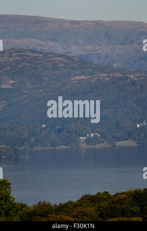 Lago di Windermere, Cumbria, Regno Unito. Il 27 settembre, 2015. Regno Unito meteo mattina di sole con Loughriigg & Ullscarff fells sopra il lago di Windermere © Lago di Windermere Gordon Shoosmith/Alamy Live News Credito: Gordon Shoosmith/Alamy Live News Foto Stock