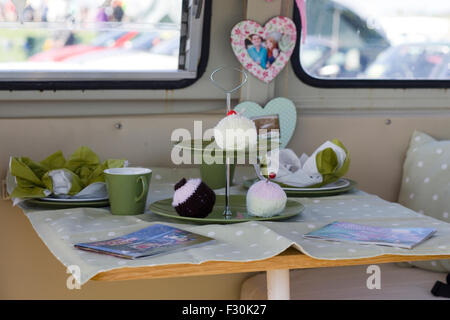 Servizio da tè all'interno di un decorato Volkswagen camper van Foto Stock