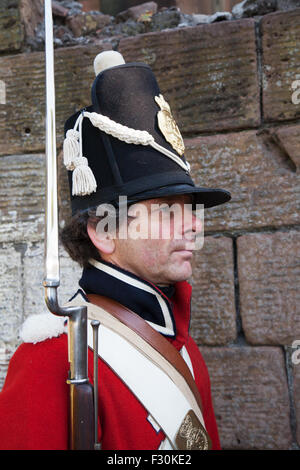 Crosby, Liverpool, Merseyside. Regno Unito 26 Settembre, 2015. Battaglia di Waterloo rievocazioni e commemorazioni del Bicentenario. La cittadina di battaglia celebrato il bicentenario con autentici protagonisti armati di fucili e munizioni e vestito di uniformi del periodo di rivivere come la battaglia non piegate. L'evento ospitato nel 'Potter's Barn Park" hanno partecipato centinaia di locali per vedere la battaglia dopo che la città fu chiamato. Gli edifici tra cui il Grade II-elencati Potters fienile park edifici, sono repliche di quelli trovati a Waterloo, Belgio. Credito: Cernan Elias/Alamy Live News Foto Stock