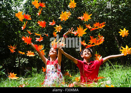 Ragazze Abbigliamento Casual abiti casual destinazioni esaltante mezza lunghezza uomo umano degli stili di vita la giocosità ritratti relazioni Gemelli fratelli sorelle siede sorriso affiatamento in scena tranquilla scene tranquille vacanze bracci braccio ragazzi fratelli spensierato Foto Stock