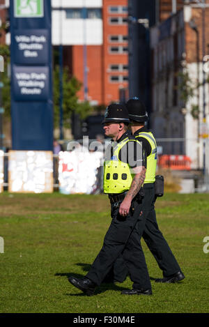 Due ufficiali della polizia pattugliano un parco in Birmingham West Midlands, Regno Unito Foto Stock