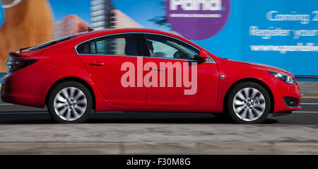 Red audi sport coupe; le autostrade di Liverpool, Merseyside, Regno Unito. Il traffico veicolare su The Strand. Foto Stock