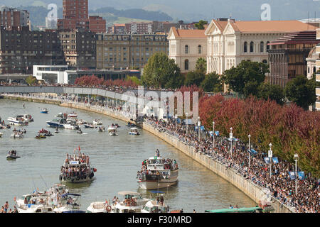 Gli spettatori nella Red Bull Cliff Diving Bilbao 2015 Foto Stock