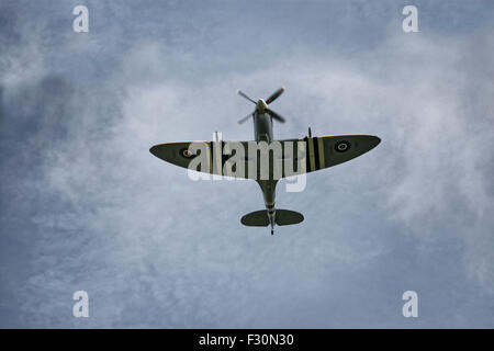 Il Supermarine Spitfire fighter foto-aerei di ricognizione che mostra in bianco e nero di strisce di invasione Foto Stock
