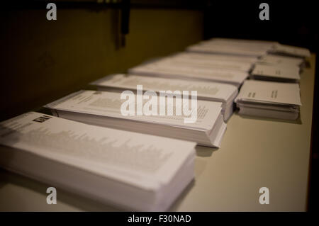 Barcellona, Spagna. Il 27 settembre, 2015. Scrutini sono visto nella stazione di polling a Barcellona il 27 Sett. 2015, Spagna. I risultati del voto per il catalano elezioni parlamentari in questa domenica potrebbe condurre alla Catalogna verso un processo di indipendenza. Credito: Jordi Boixareu/Alamy Live News Foto Stock