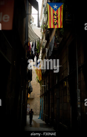 Barcellona, Spagna. Il 27 settembre, 2015. Un estelada (catalano independentist flag) pende da un balcone a Barcellona il 27 Sett. 2015, Spagna. Foto Stock