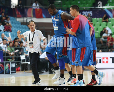 (150927) -- CHANGSHA, Sett. 27, 2015, (Xinhua) -- A. Blatche delle Filippine è ferito durante la FIBA Asia Championship secondo turno gruppo e il match contro il Giappone in Changsha, capitale della centrale provincia cinese di Hunan, Sett. 27, 2015. Le Filippine hanno vinto 73-66. (Xinhua/Li Ga) Foto Stock