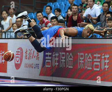 (150927) -- CHANGSHA, Sett. 27, 2015, (Xinhua) -- P. Taulava delle Filippine compete durante la FIBA Asia Championship secondo turno gruppo e il match contro il Giappone in Changsha, capitale della centrale provincia cinese di Hunan, Sett. 27, 2015. Le Filippine hanno vinto 73-66. (Xinhua/Li Ga) Foto Stock