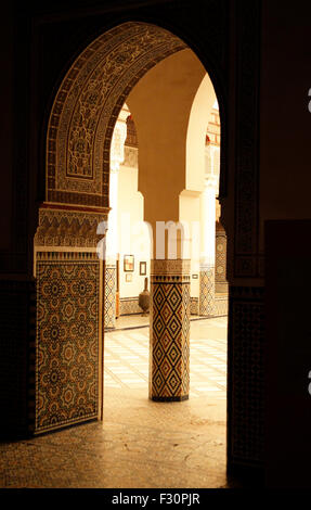 Vista attraverso un arco nel cortile interno del Museo di Marrakesh, Marrakech, Marocco Foto Stock