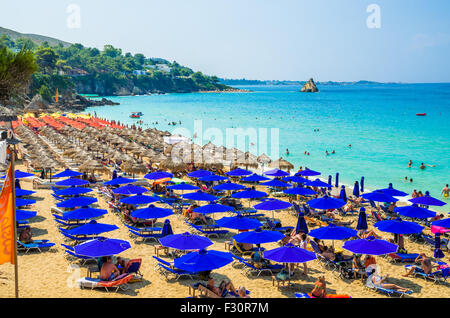 Vista spettacolare sulla spiaggia di Platis Gialos e la spiaggia di Makris Gialos vicino a Lassi, Argostoli. L'isola di Cefalonia, Grecia Foto Stock