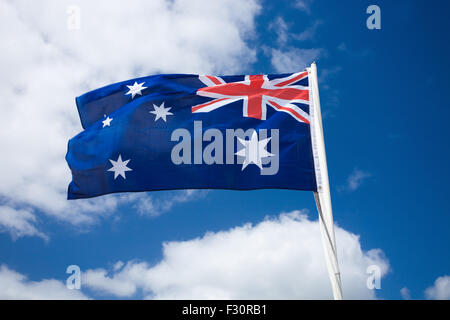 Bandiera dell'Australia contro il cielo blu Foto Stock