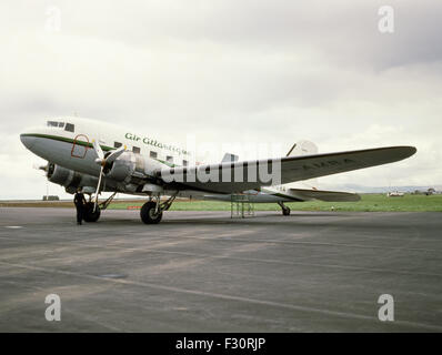 Il Douglas DC-3 è un a ala fissa elica aereo di linea. La sua velocità di crociera (207 km/h o 333 km/h) e la gamma (1.500 mi o 2.400 Foto Stock