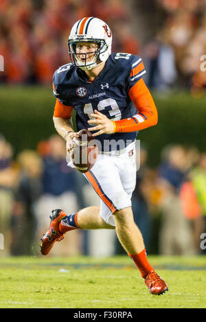 Auburn quarterback Sean bianco (13) durante il NCAA college football gioco tra lo stato del Mississippi e Auburn sabato sett. 26, 2015 in Giordania Lepre Stadium, Auburn, AL. Giacobbe Kupferman/CSM Foto Stock