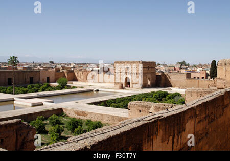 Vista attraverso il cinquecentesco Palazzo El Badi, con le sue piscine e giardini incassati, a Marrakech, Marocco Foto Stock