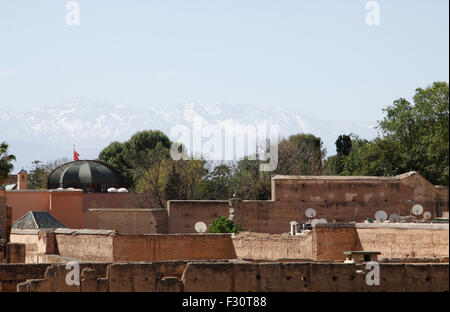 Le alte montagne Atlas visto dallo storico Palazzo El Badi a Marrakech, Marocco Foto Stock