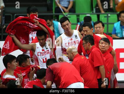 (150927) -- CHANGSHA, Sett. 27, 2015, (Xinhua) -- i giocatori della Cina sono allenata durante una pausa della FIBA Asia Championship secondo round Group F match contro il Kazakistan in Changsha, capitale della centrale provincia cinese di Hunan, Sett. 27, 2015. (Xinhua/Zhang Chen) Foto Stock