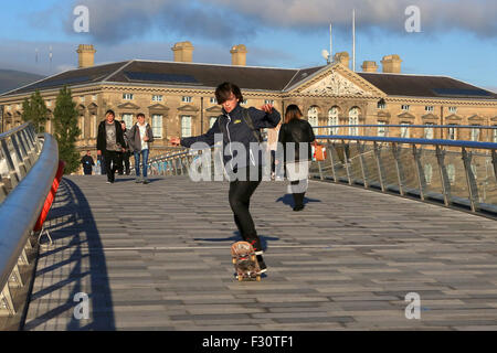 Belfast (/ˈbɛl.fɑːst/ o /ˈbɛl.faest/; da Irish: Béal Feirste, significato 'msud delle barene")[11] è la capitale e la più grande Foto Stock