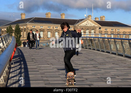 Belfast (/ˈbɛl.fɑːst/ o /ˈbɛl.faest/; da Irish: Béal Feirste, significato 'msud delle barene")[11] è la capitale e la più grande Foto Stock