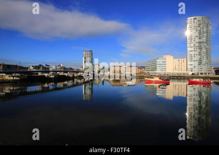 Belfast (/ˈbɛl.fɑːst/ o /ˈbɛl.faest/; da Irish: Béal Feirste, significato 'msud delle barene")[11] è la capitale e la più grande Foto Stock