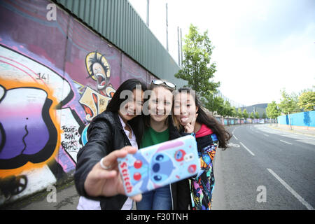 Belfast (/ˈbɛl.fɑːst/ o /ˈbɛl.faest/; da Irish: Béal Feirste, significato 'msud delle barene")[11] è la capitale e la più grande Foto Stock