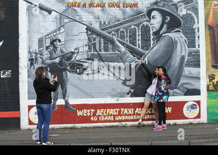 Belfast (/ˈbɛl.fɑːst/ o /ˈbɛl.faest/; da Irish: Béal Feirste, significato 'msud delle barene")[11] è la capitale e la più grande Foto Stock