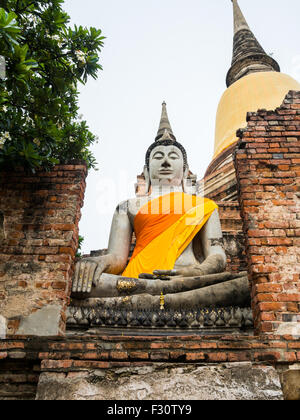 Statua di Buddha nel Wat Yai Chai Mongkol, Ayuttaya, Thailandia Foto Stock