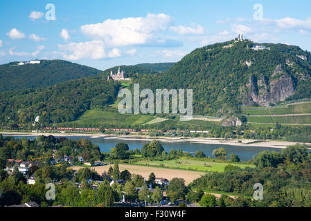 Valle del Reno, vista di Siebenbirge regione con Drachenfels Castello, vicino Bonn Foto Stock