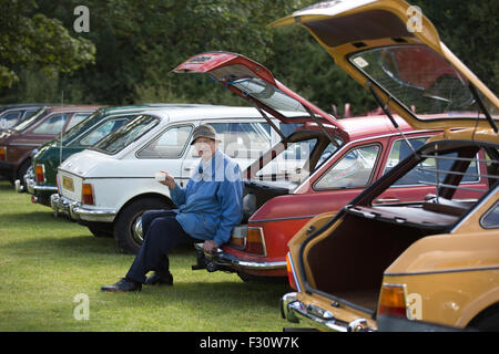 Wolverston, Milton Keynes, Regno Unito. Il 27 settembre, 2015. Immagine mostra Arthur croce (84) da Braintree gustando una tazza di tè nel retro della sua Austin Maxi 1500cc alla celebrazione annuale della British Leyland's classic cars in Milton Keynes, Buckinghamshire, UK. Credito: Jeff Gilbert/Alamy Live News Foto Stock