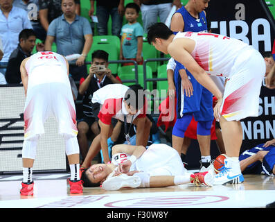 (150927) -- CHANGSHA, Sett. 27, 2015, (Xinhua) -- Zhou Qi della Cina è ferito durante la FIBA Asia Championship secondo round Group F match contro il Kazakistan in Changsha, capitale della centrale provincia cinese di Hunan, Sett. 27, 2015. La Cina ha vinto 75-62. (Xinhua/Meng Yongmin) Foto Stock