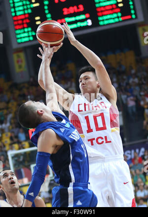 (150927) -- CHANGSHA, Sett. 27, 2015, (Xinhua) -- Peng Zhou della Cina compete durante la FIBA Asia Championship secondo round Group F match contro il Kazakistan in Changsha, capitale della centrale provincia cinese di Hunan, Sett. 27, 2015. La Cina ha vinto 75-62. (Xinhua/Meng Yongmin) Foto Stock