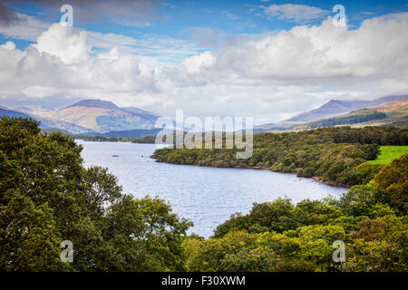 Loch Lomond e il Trossachs National Park da Craigiefort, Stirlingshire, Scozia, Regno Unito. Medici in tutto il mondo... Foto Stock